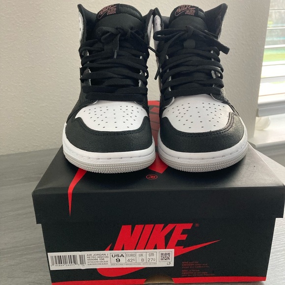 Nike Air Jordan 1 Retro Size 9 Brand New Everything original with laces 2 extra.